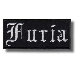 Può includere: Una toppa rettangolare ricamata nera con la parola Furia in lettere bianche in stile gotico. La toppa ha uno sfondo nero solido con un bordo nero spesso, e il filo bianco crea un aspetto strutturato per il testo.