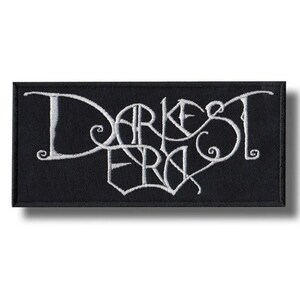 Op de afbeelding: Een rechthoekige zwarte geborduurde patch met de witte tekst Darkest Era in een gestileerd, vloeiend lettertype. Het borduurwerk is dicht en bedekt het oppervlak van de stof, waardoor een duidelijk contrast ontstaat tussen de witte letters en de zwarte achtergrond.