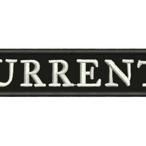 Può includere: Una toppa rettangolare ricamata con sfondo nero e bordo cucito nero. La parola CURRENTS è centrata in lettere maiuscole bianche in stile serif. Il ricamo presenta una finitura testurizzata su tutta la superficie dell'oggetto.