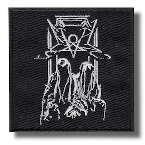 Op de afbeelding: Een vierkante zwarte stoffen patch met witte geborduurde draaddetails. Het ontwerp toont een gestileerd geometrisch stersymbool boven abstracte, vloeiende verticale lijnen die lijken op gedrapeerde stof of langwerpige, ijle vormen.