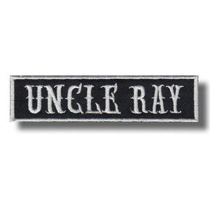 Pode incluir: Um emblema retangular bordado com fundo preto e borda branca. O texto UNCLE RAY está bordado em branco usando uma fonte serifada em negrito no centro do emblema. O design é plano e apresenta um acabamento de borda costurada limpo.
