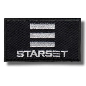 Könnte beinhalten: Ein rechteckiger, schwarzer Stickaufnäher mit drei horizontalen, silbernen Balken, die vertikal über dem Wort STARSET angeordnet sind. Das Wort ist in einer fetten, serifenlosen silbernen Schrift gestickt und von einem schwarzen Rand umgeben.