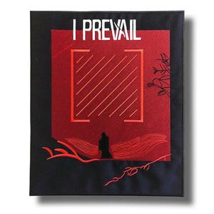 Op de afbeelding: Een rechthoekige zwarte stoffen patch met de witte tekst I PREVAIL bovenaan. Het midden toont een rood vierkant met diagonale lijnen, het silhouet van een figuur, rood geborduurde golfpatronen en dunne zwarte takontwerpen.