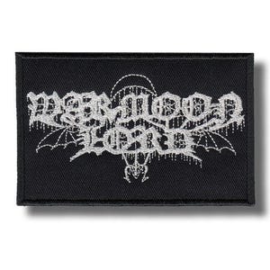 Könnte beinhalten: Ein rechteckiger, schwarz bestickter Aufnäher mit weißem Garn. Das Design zeigt den Text "WAR MOON LORD" in einer stilisierten, gezackten Schriftart, überlagert von einer zentralen Grafik eines Fallschirms mit ausgebreiteten fledermausartigen Flügeln.