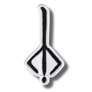 Op de afbeelding: Een zwart-witte geborduurde patch met een gestileerd, langwerpig symbool. Het ontwerp bestaat uit een verticale lijn die omhoog loopt vanaf een ruitvormige basis met schuine zijlijnen en een kleine zwarte stip aan de onderrand.