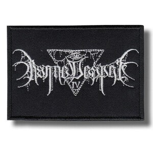 Puede incluir: Un parche rectangular bordado en negro con detalles en hilo blanco. El diseño incluye un triángulo central que contiene un símbolo de ojo sobre el número romano IV, rodeado de letras intrincadas, estilizadas y de bordes afilados.
