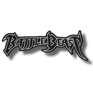 Może przedstawiać: Czarno-biała haftowana naszywka z napisem BATTLE BEAST wykonanym stylizowaną, ostro zakończoną czcionką. Wzór składa się z czarnych liter z białą obwódką, co tworzy kontrastowy wygląd odpowiedni do naszycia na różnego rodzaju tkaniny.
