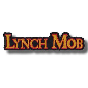 Op de afbeelding: Een geborduurde patch met de tekst LYNCH MOB in dikke, gele letters in schreeflettertype met een dunne rode omlijning. De letters staan op een zwarte achtergrond en de hele patch heeft een zwarte rand die de vorm van de tekst volgt.