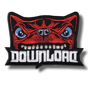 Pode incluir: Um emblema bordado em preto, vermelho e branco com o rosto estilizado de uma criatura com olhos azul-brilhantes, nariz escuro e dentes afiados. Abaixo da criatura, a palavra DOWNLOAD está bordada em letras brancas sobre fundo preto.