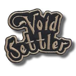 Könnte beinhalten: Ein gestickter Aufnäher mit dem Schriftzug Void Settler in einer stilisierten Schreibschrift. Die Buchstaben sind hellbeige und mit einem passenden beigen Faden umrandet, auf schwarzem Hintergrund mit unregelmäßigem Rand.