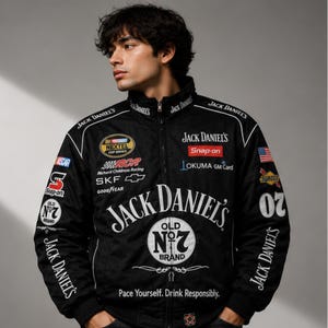 Könnte beinhalten: Eine schwarze Rennjacke mit weißem Jack Daniel's Branding, dem Old No. 7 Logo und verschiedenen Sponsoren-Aufnähern wie NASCAR, Nextel, Snap-on und Richard Childress Racing. Der Text Pace Yourself. Drink Responsibly. steht unten aufgedruckt.