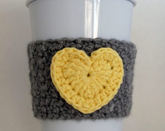 Crochet coeur gris et jaune tasse à café cosy manche