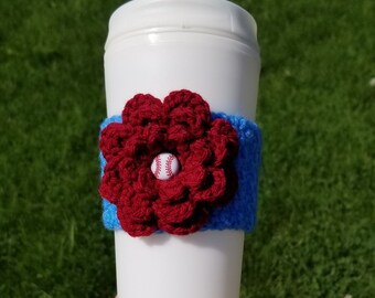 Crocheté Retro Baseball Team Colors Blue and Maroon Flower Coffee Cup Cozy, fait à la main, manche de tasse à café, baseball confortable, bouton de baseball