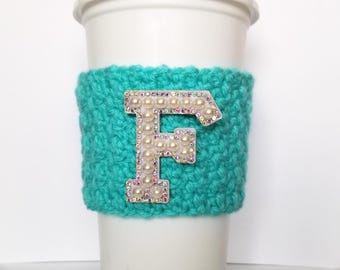 Bonnet confortable au crochet avec écusson strass et fausses perles ~ Choisissez votre lettre et votre couleur