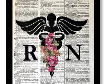 Könnte beinhalten: Schwarz-weiß-Bild mit einem stilisierten Caduceus-Symbol und einem Blumenarrangement aus rosa Rosen, die Buchstaben "RN" und "R" sind sichtbar, vor einem Hintergrund einer Vintage-Wörterbuchseite.