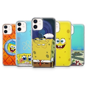 Pode incluir: Cinco capas transparentes para smartphone com vários designs da personagem Bob Esponja. As capas exibem cenas que incluem uma casa abacaxi, um close do rosto, uma expressão presunçosa, uma textura amarela porosa e o restaurante Siri Cascudo.