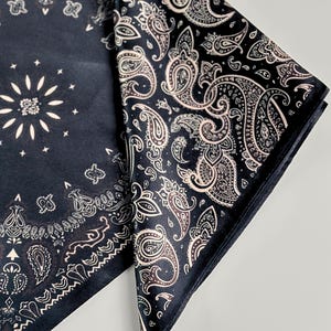 Lenço de seda Mulberry: Bandana preta com patchwork paisley, lenço de bolso para blazer e terno, 55 cm, acessório vintage de seda para o pescoço, presente ideal para o aniversário do marido.