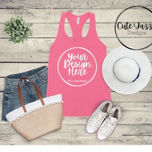 Liefdadigheid Roze Bella Canvas 6008 Vrouwen Racerback Tank Top Shorts Tennisschoenen Hoed Straw Bag Plant Digitale Afbeelding MOCKUP