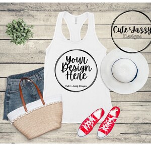 Witte Bella Canvas 6008 Vrouwen Racerback Tank Top Shorts Tennisschoenen Hoed Stro Tas Plant Digitale Afbeelding MOCKUP Sjabloon