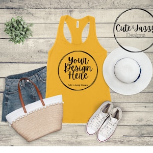 Goud Bella Canvas 6008 Vrouwen Racerback Tank Top Shorts Tennisschoenen Hoed Straw Bag Plant Digitale Afbeelding MOCKUP
