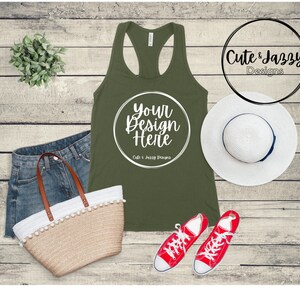 Militaire Groene Bella Canvas 6008 Vrouwen Racerback Tank Top Shorts Tennisschoenen Hoed Straw Bag Plant Digitale Afbeelding MOCKUP