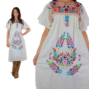 Vintage 70s Boho Hippie Oaxacan Mexican floral embroidered dress
