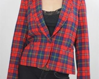 以下が含まれることがあります： シングルボタン留めの赤いチェック柄のブレザー。ブレザーはノッチドラペルと長袖です。