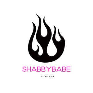 Pode incluir: Logotipo preto e branco com um design de chama estilizado. O texto "SHABBYBABE VINTAGE" est&aacute; abaixo da chama.