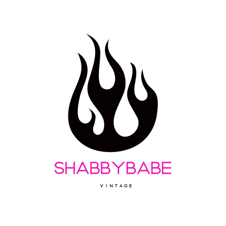 Pode incluir: Logotipo preto e branco com um design de chama estilizado. O texto "SHABBYBABE VINTAGE" est&aacute; abaixo da chama.