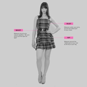 Pode incluir: Uma mulher vestindo um vestido xadrez preto e branco com um cinto preto. A imagem mostra como medir o busto, a cintura e o quadril.
