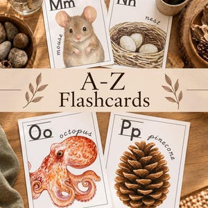 Puede incluir: Cuatro tarjetas educativas con ilustraciones en acuarela de un ratón, un nido con huevos, un pulpo y una piña. Cada tarjeta muestra las letras mayúsculas y minúsculas correspondientes Mm, Nn, Oo y Pp con la palabra impresa debajo.