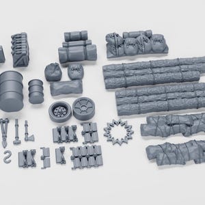 Può includere: Una collezione di pezzi di terreno di gioco in miniatura grigi non dipinti, tra cui due grandi barili, un barile piccolo, diverse casse, sacchi a pelo, tronchi, barriere di sacchi di sabbia, una ruota, una lancia, una pala, un'ascia e contenitori.