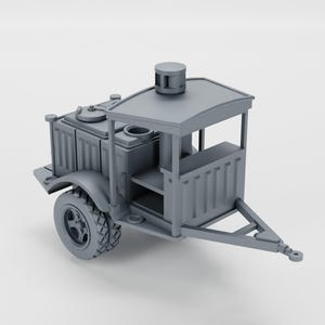 Könnte beinhalten: Ein graues, 3D-gedrucktes Miniaturmodell eines Feldküchenanhängers. Die Einheit verfügt über eine Anhängerkupplung, einen überdachten Kochbereich mit Schornstein und einen hinteren Bereich mit zwei runden Deckeln auf zwei profilierten Rädern.