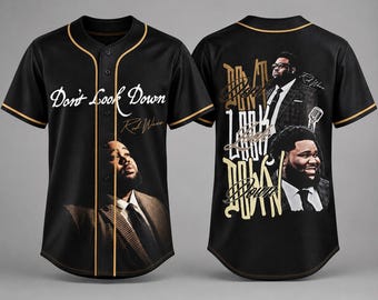 Könnte beinhalten: Ein schwarzes Baseballtrikot mit goldener Verzierung, das vorne den Text Don't Look Down und Rod Wave zeigt. Auf der Rückseite befindet sich der Text Don't Look Down in großen goldenen Buchstaben neben zwei fotografischen Porträts eines Mannes im Anzug.