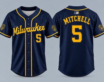 Puede incluir: Una camiseta de béisbol azul marino con ribetes y letras amarillas. El frente muestra Milwaukee y el número 5 en amarillo. La parte posterior muestra el nombre Mitchell sobre el número 5 en amarillo. La camiseta tiene cierre de botones.