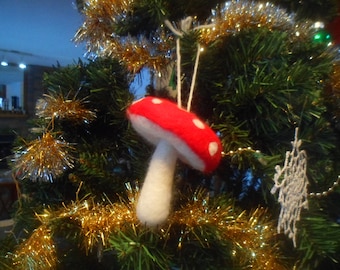 Décoration de Noël champignon en laine feutrée à l'aiguille