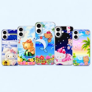 Può includere: Cinque cover trasparenti per smartphone con disegni di Hello Kitty. Le cover mostrano varie scene, tra cui un paesaggio innevato, una spiaggia con un delfino, una notte stellata e un tramonto tropicale con palme e fiori colorati.