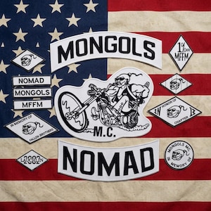 Può includere: Una collezione di toppe ricamate bianche e nere con il testo MONGOLS, NOMAD, M.C., 1%ER MFFM, IN MEMORY OF FALLEN BROTHERS, IN HONOR OF CHAPTER e LAUCHLIN, insieme a illustrazioni di un motociclista e di un volto in stile cartoon.