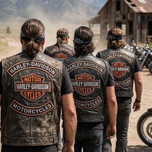 Könnte beinhalten: Vier Personen von hinten gesehen, die schwarze Lederwesten mit Harley-Davidson Motor Cycles Aufnähern auf dem Rücken tragen. Jede Person trägt ein schwarzes T-Shirt, eine dunkle Jeans und ein gemustertes Bandana im Haar in ländlicher Umgebung.