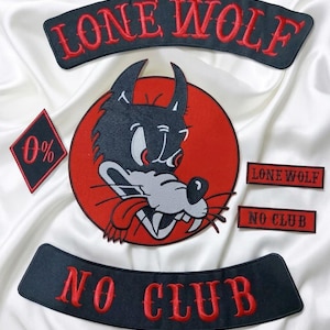 Può includere: Un set di toppe ricamate composto da una grande toppa circolare con una testa di lupo in stile cartoon su sfondo rosso, due toppe curve con il testo LONE WOLF e NO CLUB, una toppa a rombo con 0% e due piccole toppe rettangolari.