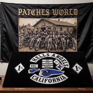 Könnte beinhalten: Eine schwarze Stoff-Präsentationstafel mit weißen gestickten Hells-Angels-California-Aufnähern, darunter ein geflügeltes Totenkopf-Emblem, 1%-Rauten und rechteckige Balken mit der Aufschrift 666, AFFA, Hells Angels und Nomads, vor einer schwarzen Wandfahne.