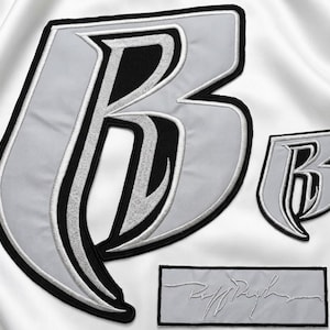 Pode incluir: Dois emblemas bordados com uma letra B estilizada em prata, preto e branco, ao lado de um emblema retangular com fundo prateado e borda preta contendo uma assinatura bordada em um estilo de escrita cursiva.