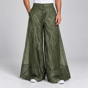 Könnte beinhalten: Olivgrüne Hose mit weitem Bein aus einem transparenten, knittrigen Stoff. Diese hoch taillierte Hose verfügt über einen strukturierten Bund mit Knopfverschluss, Seitentaschen und eine weite, fließende Silhouette bis zu den Knöcheln.