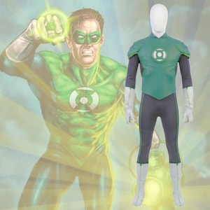 Può includere: Un costume di Green Lantern composto da una pettorina verde con un emblema circolare, maniche lunghe e pantaloni grigio scuro e guanti bianchi. L'outfit è esposto su un manichino bianco davanti a un'illustrazione di un fumetto di sfondo.