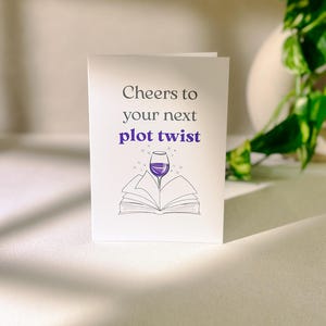 Cheers to your next plot twist. - Geburtstagskarte für Bookies