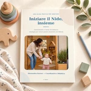 Può includere: Un libro con copertina flessibile intitolato Iniziare il Nido, insieme con il sottotitolo L'inserimento e l'ansia da distacco: strategie per vivere questo momento con fiducia. La copertina mostra una foto di un adulto che tiene le mani di un bambino.