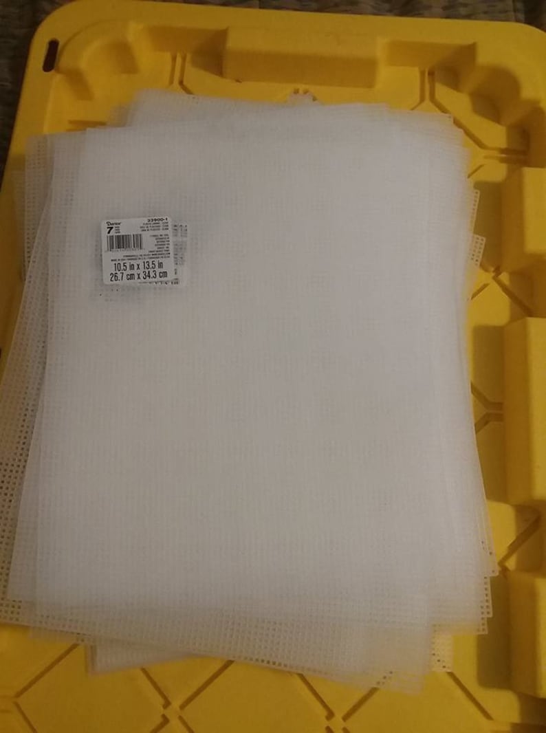 K&ouml;nnte beinhalten: Ein Stapel wei&szlig;er Plastik-Canvas-Bl&auml;tter, jedes mit den Ma&szlig;en 10,5 Zoll x 13,5 Zoll (26,7 cm x 34,3 cm).