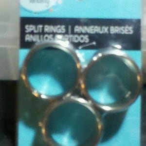 May include: A package of 20 silver split rings. The package is blue and has the text "Split Rings | Anneaux Brisés | Anillos partidos" on it.