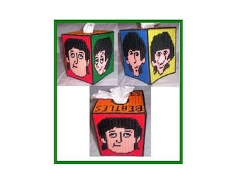 Könnte beinhalten: Vier bunte Taschentuchbox-Bezüge mit den Beatles. Jeder Bezug zeigt das Gesicht eines anderen Beatles. Die Bezüge sind aus Plastik-Canvas und mit bunten Garnen verziert.