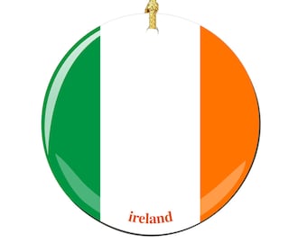 Könnte beinhalten: Runder Keramik-Anhänger mit den Farben der irischen Flagge: grün, weiß und orange. Das Wort "ireland" ist unten in orange gedruckt.